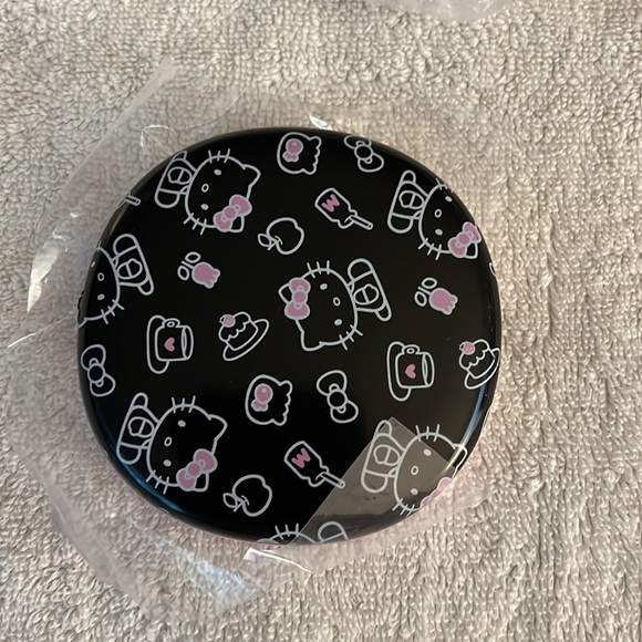 Hello Kitty Black and Pink LED Compact Mirror - Picture 5 of 7